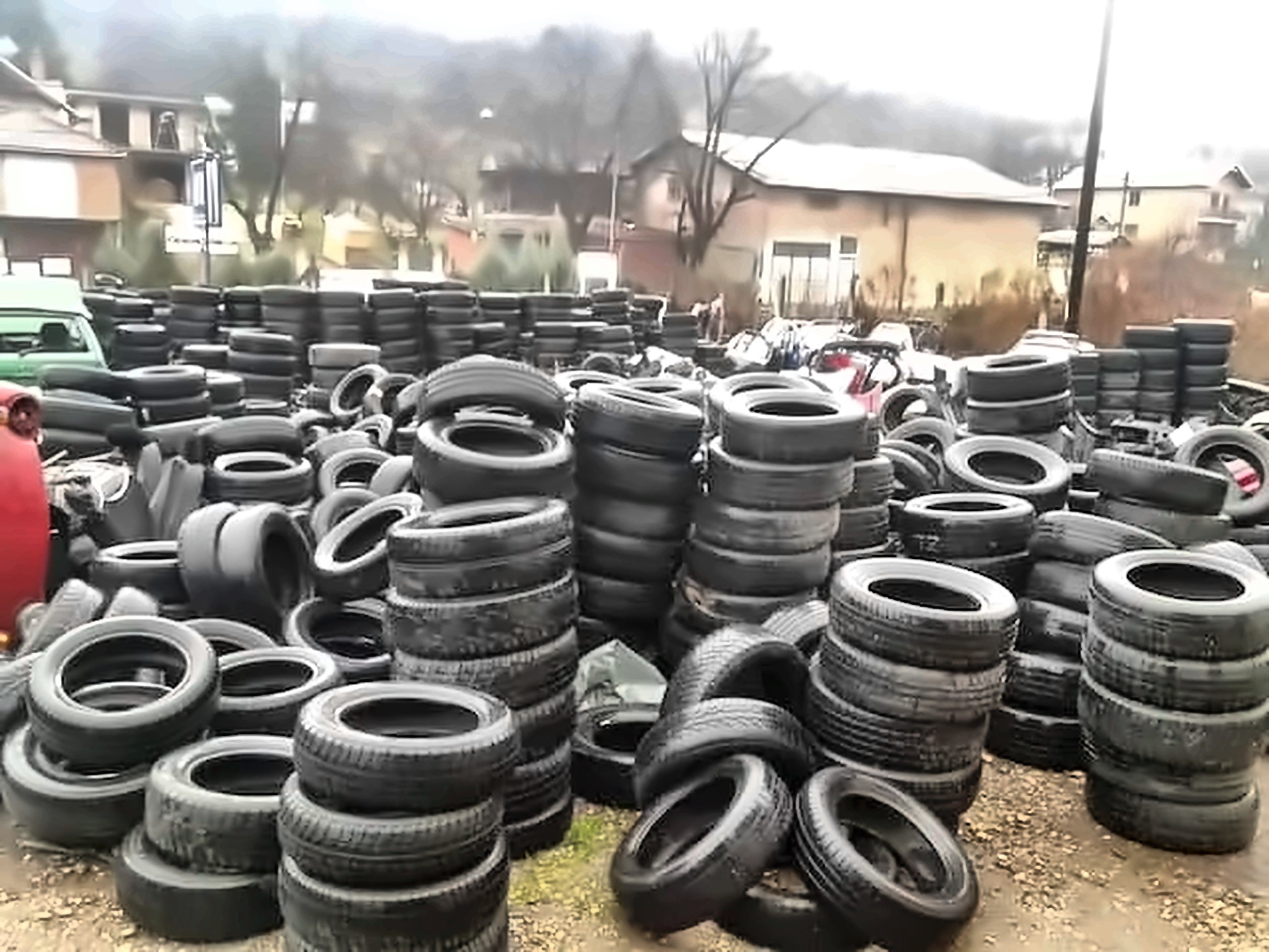 Gomila polovnih guma raznih dimenzija i brendova, Vinogradska 97 Novi Beograd